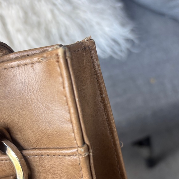 Elegant Tan Shoulder Bag with Dual Pockets - Picture 7 of 7